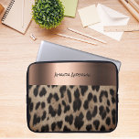 Capa Para Notebook Padrão leopardo bronze preto-escuro<br><div class="desc">Uma elegante,  glamourosa e feminina com padrão leopardo castanho e preto,  foto da pelagem leopardo. Modelo para o seu nome,  um moderno estilo escrito à mão. Uma banda colorida em bronze falso. Letras negras.</div>