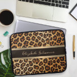 Capa Para Notebook Padrão-leopardo Castanho e Folha de Ouro Nome da F<br><div class="desc">Mostre a sua tecnologia com nosso padrão-leopardo, Bolsa de laptop de nomes da faixa de folhas marrom e dourada! Proteja seu laptop com estilo com essa bolsa de laptop luxuosa e chique. Apresentando um sofisticado padrão de pele leopardo de bronze castanho e uma folha de ouro glamourosa e uma faixa...</div>