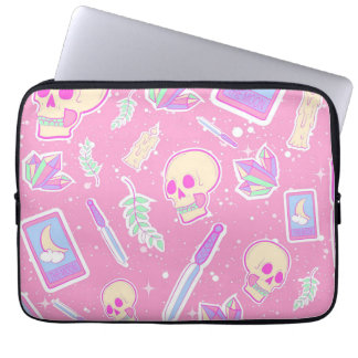 Capa Para Notebook Padrão Mágico de Pastel Goth com Caveiras, Crist