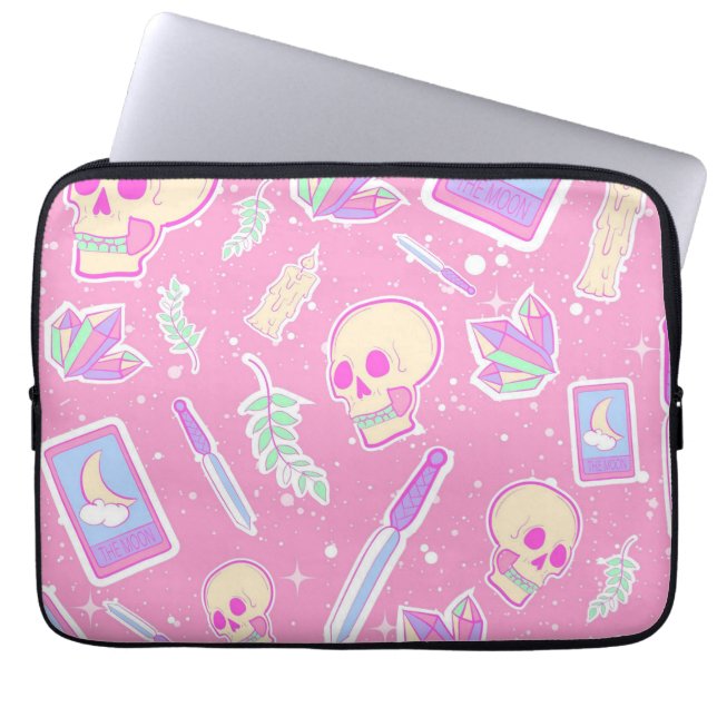 Capa Para Notebook Padrão Mágico de Pastel Goth com Caveiras, Crist (Frente)