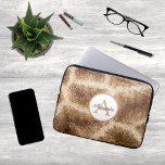 Capa Para Notebook Padrão moderno de girafa com monograma e nome<br><div class="desc">Um monograma moderno e nametag em um padrão de girafa em uma bolsa de laptop.</div>