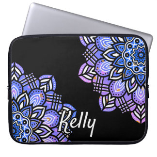 Capa Para Notebook Padrão Monograma de Mandala Roxo, Preto e Branco