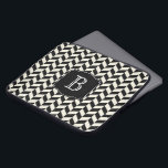 Capa Para Notebook Padrão ósseo de Herringbone preto e branco com mon<br><div class="desc">Um design de fêmur de herringbone atraente em preto e branco com um monograma personalizado que você pode editar com seu texto inicial ou outro texto desejado. Proteja seu laptop ou dispositivo tablet com estilo!</div>