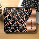 Capa Para Notebook Padrão personalizado de beija-flor Rosa preto Dour<br><div class="desc">Este design apresenta um padrão de beija-flor metálico rosa-dourado chic sobre um fundo preto à esquerda, e uma imagem de folha de ouro rosa-dourada à direita na forma de uma onda limitada por uma cinta de ouro rosa. Personalize-o com seu nome ou monograma em uma fonte de pincel na moda...</div>