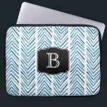 Capa Para Notebook Padrão Pintado de Chevrons Azul com Monograma<br><div class="desc">Um atraente padrão de cópula pintado com um aspecto tribal,  este design azul e branco tem um monograma personalizado que você pode editar com seu texto inicial ou outro texto desejado.</div>