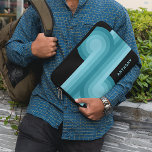 Capa Para Notebook Padrão Retroativo Azul Azul Azul Azul Azul-Azul-Az<br><div class="desc">Se você estiver procurando uma bolsa de laptop que possa proteger seu laptop e mostrar seu estilo, talvez você queira dar uma olhada nesta bolsa de laptop personalizável. Esta manga apresenta um belo padrão de linhas e círculos geométricos coloridos de cor azul-claro contemporâneo, verde-lacrimogêneo, aqua e turquesa num fundo preto....</div>