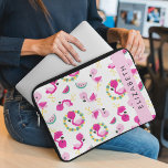 Capa Para Notebook Padrão Tropical, Flamingos, Flores, Seu Nome<br><div class="desc">Padrão bonito,  divertido e adorável com flamingos,  melancias e flores. Presente moderno e moderno,  perfeito para o amante flamingo na sua vida. Personalize adicionando o seu nome,  apelido,  monograma ou iniciais.</div>