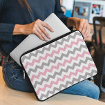 Capa Para Notebook Padrão Zigzag, Padrão Chevron, Rosa, Cinza<br><div class="desc">Padrão elegante,  na moda e sofisticado zigue-zague (chevron) em cor rosa,  cinza e branca. Presente moderno e moderno,  perfeito para o amante ziguezague na sua vida.</div>