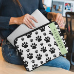 Capa Para Notebook Padrões de pata, patas de cão, preto e branco, seu<br><div class="desc">Padrão bonito,  divertido e adorável com patas negras sobre fundo branco. Presente moderno e moderno,  perfeito para o amante do cão em sua vida. Personalize adicionando o seu nome,  apelido,  monograma ou iniciais.</div>