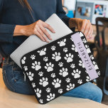 Capa Para Notebook Padrões de pata, patas de cão, preto e branco, seu<br><div class="desc">Padrão bonito,  divertido e adorável com patas brancas sobre fundo preto. Presente moderno e moderno,  perfeito para o amante do cão em sua vida. Personalize adicionando o seu nome,  apelido,  monograma ou iniciais.</div>