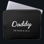 Capa Para Notebook Pai | Dia de os pais Preto dos Nomes das Crianças<br><div class="desc">Design de arte personalizada simples, Pai na moda, em uma tipografia de script manuscrito contemporâneo em um estilo moderno minimalista em um fundo preto que pode ser facilmente personalizado com o nome ou mensagem pessoal de seus filhos. O presente perfeito para o seu pai especial no seu aniversário, dia de...</div>
