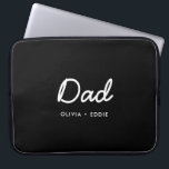 Capa Para Notebook Pai moderno | Kids Names Script Dia de os pais Bla<br><div class="desc">Design de arte personalizada simples, Pai na moda, em uma tipografia de script manuscrito contemporâneo em um estilo moderno minimalista em um fundo preto que pode ser facilmente personalizado com o nome ou mensagem pessoal de seus filhos. O presente perfeito para o seu pai especial no seu aniversário, dia de...</div>