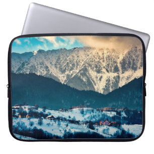 Capa Para Notebook Paisagem de inverno na Montanha Cárptica. Bran, Ro