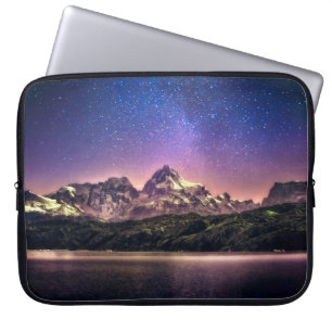 Capa Para Notebook Paisagem noturna colorida com céu estrelado