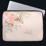 Capa Para Notebook Pampas Grass Floral Blush Nome Rosa Monograma<br><div class="desc">Esta bolsa de laptop de na moda é decorada com capim-de-água,  eucalipto,  flores e folhas secas em fundo rosa-pincelado. Facilmente personalizável. Porque nós criamos a nossa trabalho de arte,  você não encontrará esta imagem exata de outros designers. Original Watercolor © Michele Davies.</div>