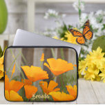 Capa Para Notebook Papagaios Coloridos da Califórnia Personalizados<br><div class="desc">Estilo seu laptop com esta bela bolsa de laptop com um brilhante e ousado padrão floral da Califórnia. Adicione seu texto personalizado à margem inferior para personalizar sua bolsa de laptop. Você pode adicionar seu nome, iniciais ou quaisquer outras informações que você gostaria de incluir. Esta colorida bolsa de laptop...</div>