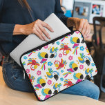 Capa Para Notebook Papagaios Coloridos, Papagaios Tropicais, Pássaros<br><div class="desc">Um padrão bonito,  divertido e adorável com papagaios e flores coloridos. Presente moderno e moderno,  perfeito para o amante do papagaio na sua vida.</div>
