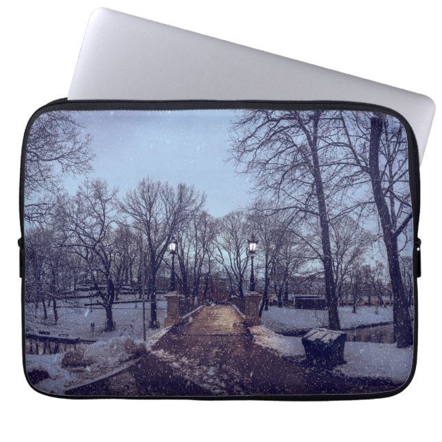 Capa Para Notebook Parque da cidade de neve de inverno à noite (Frente)