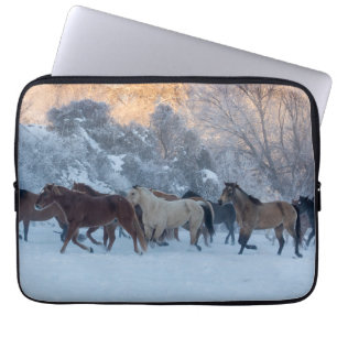 Capa Para Notebook Passeio de Cavalo no Inverno no Hideout Ranch