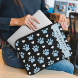 Capa Para Notebook Patas-Cães, Patas Azuis, Corações Brancos, Seu Nom<br><div class="desc">Padrão bonito,  divertido e adorável com patas azuis e corações brancos. Presente moderno e moderno,  perfeito para o amante do cão em sua vida. Personalize adicionando o seu nome,  apelido,  monograma ou iniciais.</div>