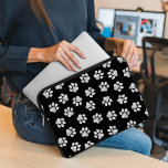 Capa Para Notebook patas de rabo, patas de cão, patas brancas<br><div class="desc">Padrão bonito,  divertido e adorável com patas de rabisco em cor branca sobre fundo preto. Presente moderno e moderno,  perfeito para o amante do cão em sua vida.</div>