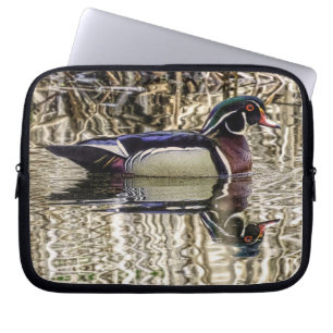Capa Para Notebook Pato de madeira masculina nadando na lagoa
