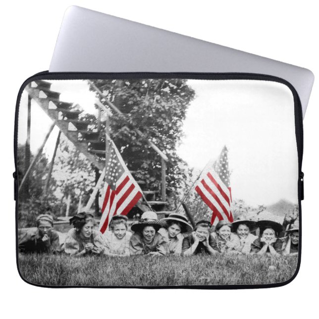 Capa Para Notebook Patriotic Group Women American Flag Circa 1910 (Frente)