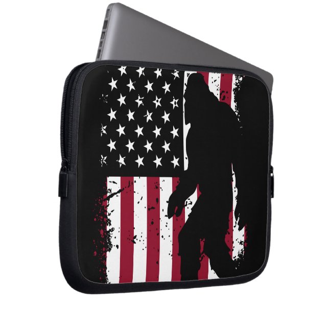 Capa Para Notebook Pé Grande Patriótico – Sasquatch da Bandeira Ameri (Frente Esquerda)