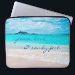 Capa Para Notebook Peace Love Sandy Feet Hawaii Tropical Beach Photo<br><div class="desc">"Paz, amor e pés arenosos." Lembre-se do cheiro fresco de sal do ar do oceano sempre que você usa essa impressionante bolsa de laptop de neoprene fotográfica vibrante. Exalar e explorar a solidão de uma praia havaiana vazia. Esta bolsa de laptop tem três tamanhos: 15", 13" e 10". Faz um...</div>