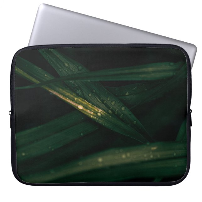 CAPA PARA NOTEBOOK PEDAÇOS DE ÁGUA NA FOLHA VERDE (Frente)