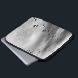 Capa Para Notebook Pegadas em neve<br><div class="desc">Uma poeira de neve fresca cobrir uma rodovia preta com densidades variadas. Dois conjuntos de impressões de inicialização pretas começam lado a lado na parte superior da imagem e divergem à medida que se aproximam do visualizador nesta fotografia vertical, preta e branca. Um conjunto de faixas sai do canto inferior...</div>