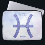 Capa Para Notebook Peixes bonito - Sinal de astrologia - Roxo Persona<br><div class="desc">Esta bolsa de laptop bonito,  personalizada,  roxa e Peixes lavandas apresenta seu sinal astrológico do Zodíaco em um belo brilho como as constelações. Personalize este presente de astrologia fofo com o seu nome em script cursivo para alguém com aniversário no final de fevereiro ou início de março.</div>