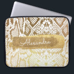 Capa Para Notebook Pele Dourada e branca de Cobra com brilho Dourado<br><div class="desc">Pele Cobra de Zebra branca e Dourada com o caso do nome do monograma da Glitter Dourado. Este caso pode ser personalizado para incluir seu primeiro nome.</div>