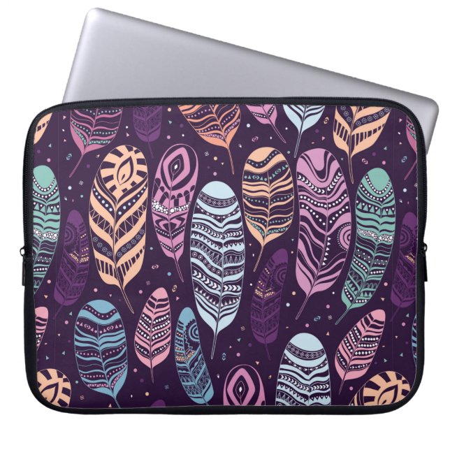 Capa Para Notebook Penas étnicas com um padrão uniforme. (Frente)