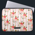 Capa Para Notebook Peônimos e faixas cor-de-rosa embebidos personaliz<br><div class="desc">Bolsa de laptop personalizável com flores cor-de-rosa e padrão de listras. Este padrão elegante também está disponível em vários produtos.</div>