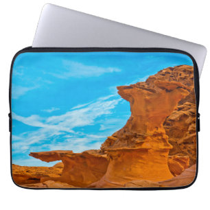 Capa Para Notebook Pequenas Esculturas de Rocha Vermelha na Finlândia