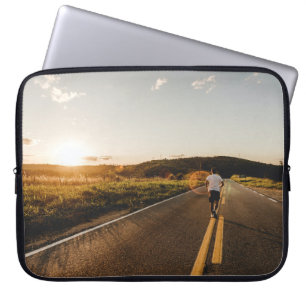Capa Para Notebook Pessoa que corre na estrada pela manhã