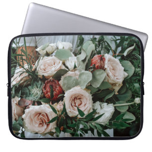 CAPA PARA NOTEBOOK PESSOA QUE DETÉM BUQUÊS DE PINCO E FLORES VERMEL