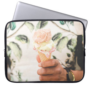 Capa Para Notebook Pessoa que segura um cone de sorvete com três sab