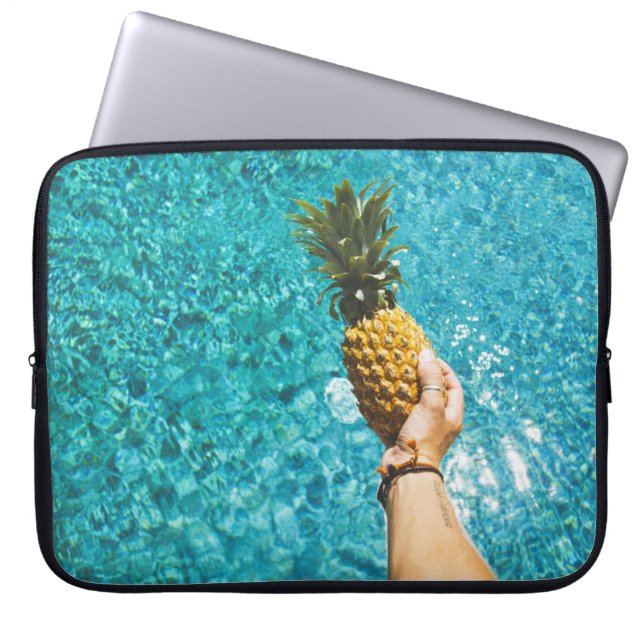 Capa Para Notebook Pessoa segurando ananás amarelo (Frente)