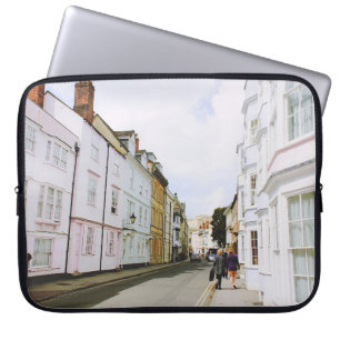 CAPA PARA NOTEBOOK PESSOAS CAMINHANDO EM SIDEWALK AO LADO DO EDIFÍCI