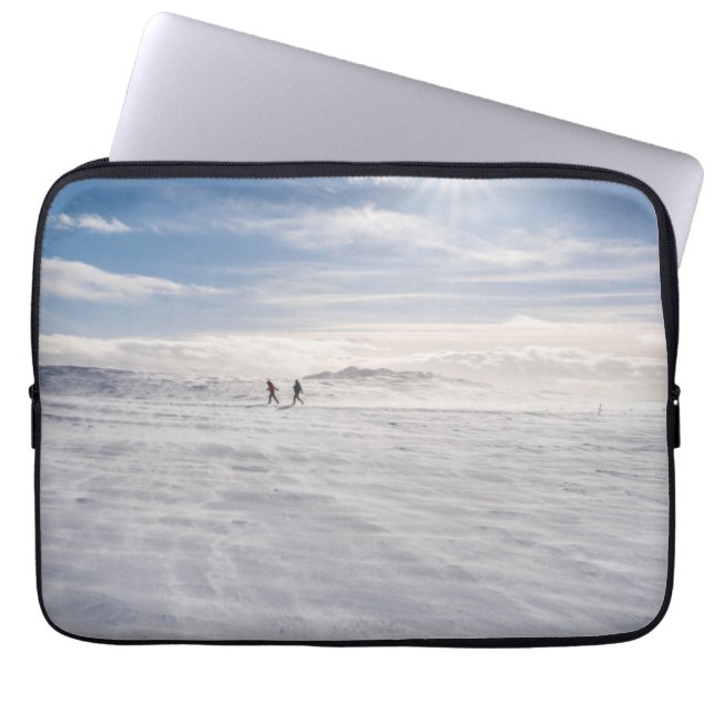 Capa Para Notebook Pessoas caminhando sobre a neve, Islândia (Frente)
