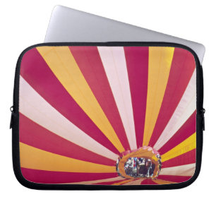 Capa Para Notebook Pessoas enchendo um balão de ar quente, Fort Colli