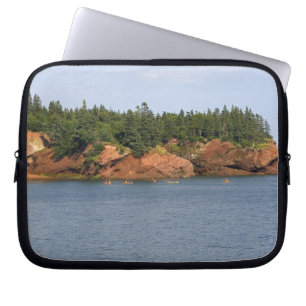 Capa Para Notebook Pessoas fazendo caiaque no mar na Baía de Fundy em