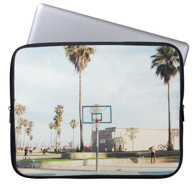 Capa Para Notebook Pessoas fora do campo de basquete externo (Frente)
