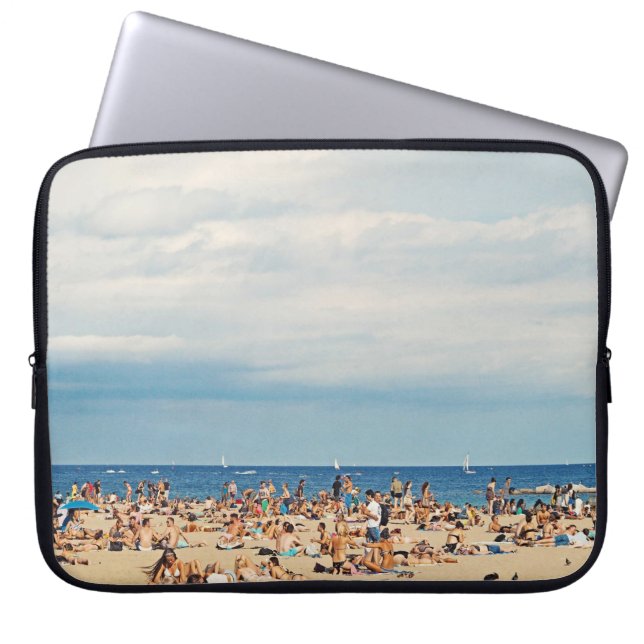 Capa Para Notebook Pessoas na praia de areia castanha (Frente)