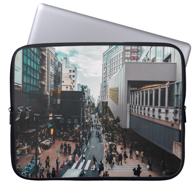 CAPA PARA NOTEBOOK PESSOAS NAS RUAS DA CIDADE DURANTE O DIA (Frente)