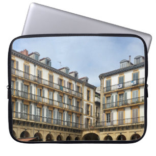 CAPA PARA NOTEBOOK PESSOAS QUE ANDAM PERTO DA CONSTRUÇÃO CONCRETA D
