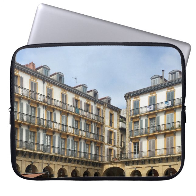 CAPA PARA NOTEBOOK PESSOAS QUE ANDAM PERTO DA CONSTRUÇÃO CONCRETA DE  (Frente)