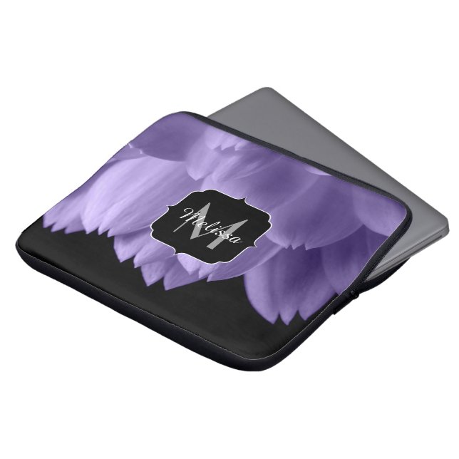 Capa Para Notebook Pétalas de flores roxas ultravioletas preto Monogr (Frente Topo)